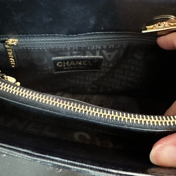 Chanel needlepoint tote - Picture 2 of 6